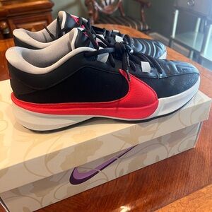 Men's Nike Black Zoom Freak 5 Low Top Shoes